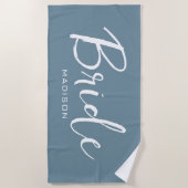 Personalisiert Bride Dusty Blue White Script Weddi Strandtuch (Vorderseite)