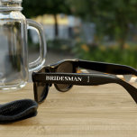 Personalisiert Bridesman Wedding Party Sonnenbrill<br><div class="desc">Eine Sonnenbrille ist genau das,  was Ihr Bridesman für den Junggeselinnen-Abschied braucht. Fügen Sie einfach seinen Namen und Ihre Hochzeit Datum und nennen Sie es getan. Kann für jedes Mitglied Ihres Brautparty verwendet werden. Bitte beachten Sie,  dass das Hochzeitdatum ein kleiner Text ist,  der noch lesbar,  aber klein ist</div>