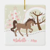 Personalisiert Brown Horse Pink Snowy Weihnachten Keramikornament (Rückseite)