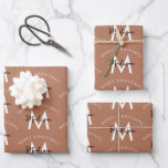 Personalisiert Brown Merry Christmas Red Monogram Geschenkpapier Set<br><div class="desc">Ein personalisiertes,  modernes "Frohe Weihnachten" Monogramm-Design mit einer Xmas neutralen braunen Hintergrundfarbe. Ein ideales festliches,  individuelles Design für die Ferienzeit. Passen Sie das Monogramm an und machen Sie es zu Ihrem eigenen!</div>