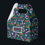 Personalisiert Candy Cane & Holly Berry Geschenkbo Geschenkschachtel<br><div class="desc">Machen Sie Ihren Urlaub mit dieser personalisierten Geschenkboxen aus Zuckerrohr und Heiligen Beeren zu einem besonderen Erlebnis. Diese robuste Geschenkboxen eignet sich hervorragend zum Verpacken von kleinen Geschenken, Leckereien oder Gastgeschenken, mit einem festlichen Design von Süßspeisen, heiligen Blätter, Beeren und Schneeflocken auf dunkelblauem Hintergrund. Sie können es mit Ihrem Namen...</div>
