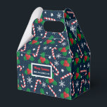 Personalisiert Candy Cane & Holly Berry Geschenkbo Geschenkschachtel<br><div class="desc">Machen Sie Ihren Urlaub mit dieser personalisierten Geschenkboxen aus Zuckerrohr und Heiligen Beeren zu einem besonderen Erlebnis. Diese robuste Geschenkboxen eignet sich hervorragend zum Verpacken von kleinen Geschenken, Leckereien oder Gastgeschenken, mit einem festlichen Design von Süßspeisen, heiligen Blätter, Beeren und Schneeflocken auf dunkelblauem Hintergrund. Sie können es mit Ihrem Namen...</div>