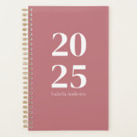 Personalisiert Chic Modern Dusty Rose Monatsschrif Planer<br><div class="desc">Bleibe organisiert und stilvoll mit unserem Personalisierten Minimal Modern Chic Trendy Dusty Rose Monthly/Weekly Planner. Dieser elegante Planer verfügt über eine elegante Terrakotta-Abdeckung, die sich perfekt eignet, um Ihrem Alltag eine Touch von Eleganz hinzuzufügen. Im Inneren finden Sie geräumige monatliche und wöchentliche Layouts, die Ihnen bei der persönlichen oder geschäftlichen...</div>