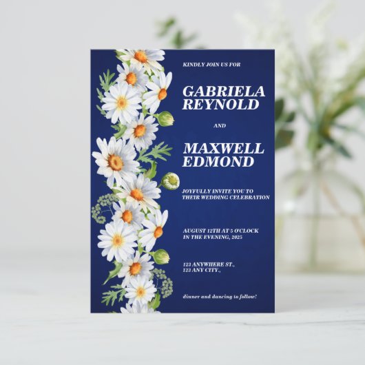 Personalisiert Clear Floral White Daisy Wedding Einladung (Stehend Vorderseite)