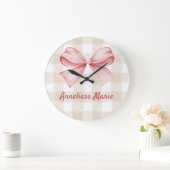 Personalisiert Coquette Bow und Beige Gingham Große Wanduhr (Zuhause)