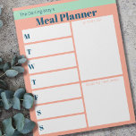 Personalisiert Coral Blue Meal Planner Lebensmitte Notizblock<br><div class="desc">Wöchentlicher Essensplaner in Soft Coral und Ocean Blue. Dieser Planer hat 9 weiße Boxen, sodass Sie Ihren täglichen Essensplan erstellen können, sowie Ihre Einkaufsliste und Ideen für die nächste Woche. Die Vorlage für dieses personalisierte Notizblock ist Set für Sie bereit, um Ihren Namen oder Familiennamen hinzuzufügen. Sie können auch die...</div>