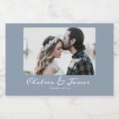 Personalisiert Dusty Blue Calligraphy Foto Wedding Alkoholflaschenetikett (Einzelnes Label)