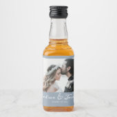 Personalisiert Dusty Blue Calligraphy Foto Wedding Alkoholflaschenetikett (Vorderseite)