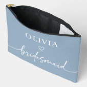 Personalisiert Dusty Blue Scripted Bridesmaid Gift Zubehörtasche (Offen)