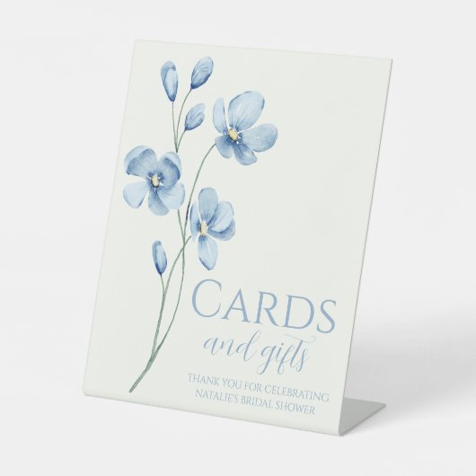 Personalisiert Dusty Blue Wildblume Brautparty Sockelschild (Vorderseite)