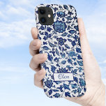 Personalisiert Exotic Chic Blue & White Floral Case-Mate iPhone Hülle<br><div class="desc">Exotische klassische Eleganz von Blau und Weiß Chinoiserie-inspiriert Blume und Weinreben auf weißem Hintergrund mit individualisierbarem Blindetikett für Ihren Namen oder Monogramm.</div>