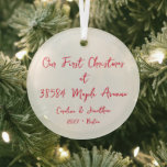 Personalisiert First Christmas Neue Zuhause-Adress Ornament Aus Glas<br><div class="desc">Feiern Sie Ihr erstes Weihnachtsfest in Ihrem neuen Haus mit diesem personalisierten Glasschmuck mit rotem Text. Dieses elegante und weiche Dekor ist der ideale Ort, um diesen besonderen Meilenstein in der Familienreise zu begehen. Das zarte Drehbuch zeigt Ihren Familiennamen, Ihre Adresse und das Jahr und schafft so einen gepflegten Sake,...</div>