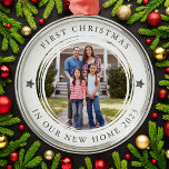 Personalisiert First Christmas New Zuhause Foto Ornament Aus Metall<br><div class="desc">Personalisieren Sie dieses Ornament mit Foto Ihres Hauses,  um Ihre ersten Weihnachten in Ihrem neuen Zuhause zu gedenken.</div>