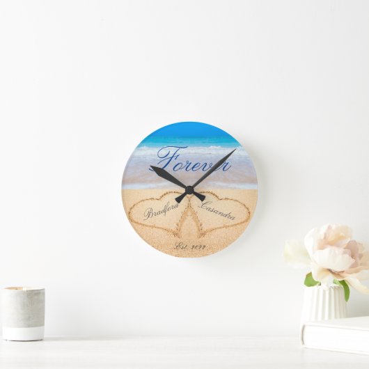 Personalisiert Forever | Herz in Sandhochzeit Runde Wanduhr (Zuhause)