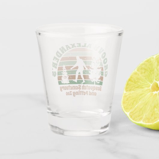 Personalisiert Funny Sasquatch Sanctuary Schnapsglas (Rückseite)