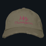 Personalisiert Future Bride zu Mrs. Pink Script Bestickte Baseballkappe<br><div class="desc">Feiern Sie die zukünftige Braut mit dieser personalisiert bestickten Baseballkappe mit "Mrs." in rosa Schrift. Dieses stilvolle und unterhaltsame Accessoire eignet sich perfekt für Brautpartys, Junggeselinnen-Abschiede oder als nachdenkliches Geschenk für die zukünftige Braut. Das individuelle Design fügt eine persönliche Touch hinzu und macht es zu einem unvergesslichen Sake, den sie...</div>