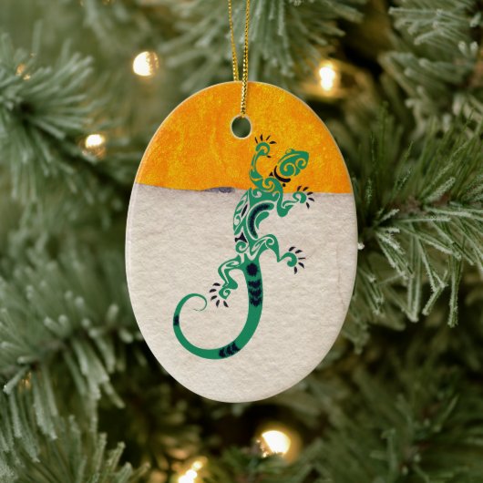 Personalisiert Gecko Lizard on Stone and Stucco Keramik Ornament (Baum)
