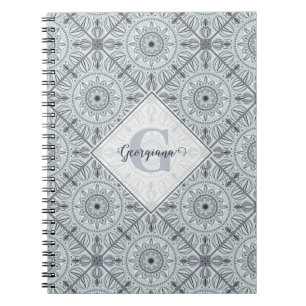 Personalisiert geflorale Harmonie Gray Mandala Notizblock
