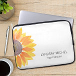 Personalisiert-Gelbblütenlehrer Laptopschutzhülle<br><div class="desc">Dieser einzigartige Lap Top Sleeve ist mit einer wasserfarbenen gelben Sonnenblume dekoriert. Einfach mit Ihrem Namen und Beruf anpassbar. Verwenden Sie die Option Weitere anpassen, um die Textgröße, den Stil oder die Farbe zu ändern, wenn Sie möchten. Weil wir unsere eigenen Kunstwerke erstellen, werden Sie dieses exakte Bild von anderen...</div>