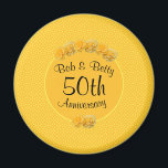 Personalisiert-Gelbe Rose 50 Jahre alt Magnet<br><div class="desc">Sehr hübsch goldgelber Magnet zum 50. Hochzeitstag. Die Namen des Paares sind über dem 50. Jubiläum in einem Kreis aus gelbem Gold geschrieben. Gelbe Rosen Kontur oben im Kreis und zwei Rose sind unten. Ein mikrogelbes geometrisches Muster umgibt das tiefere Goldzentrum. Verwenden Sie dieses 50. Hochzeitstag Aufkleber Gastgeschenk.</div>