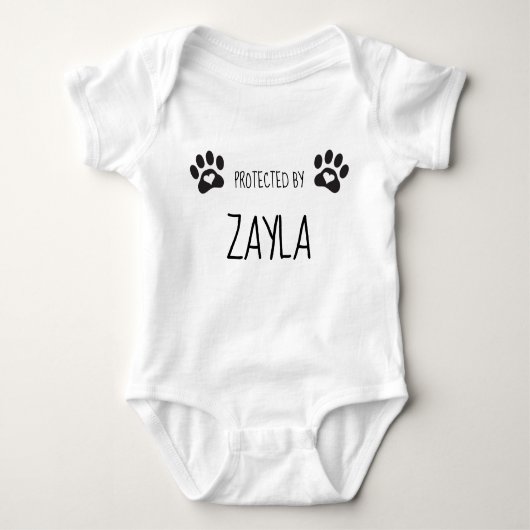 Personalisiert geschützt durch Pet-Namen Baby Strampler (Vorderseite)