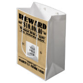 Personalisiert Gewollt Tote oder Lebende Mittlere Geschenktüte (Vorderseite Schrägansicht)