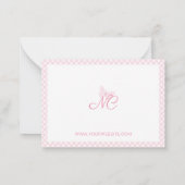 Personalisiert Gingham Girly Baby Pink Monogram Mitteilungskarte (Rückseite)