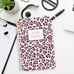 Personalisiert Girl Leopard Planner Planer<br><div class="desc">Holen Sie sich Ihren Personalisierten Girl Leopard-Planer, legen Sie Ihren Namen auf das Cover und verwöhnen Sie Ihre täglichen Aufgaben mit diesem modernen trendigen rosa Leopardendruckplaner. Dies wird auch ein phantastisches Weihnachtsgeschenk für ein besonderes Mädchen in Ihrem Leben. Verwenden Sie die blaue Schaltfläche "Personalisieren", um Ihren Namen hinzuzufügen. Originelle Kunstwerke...</div>