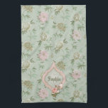 Personalisiert Girly Chic Green und Pink Floral Handtuch<br><div class="desc">Hübsche Hütte Chic Stil Blumendesign mit pastellrosa,  hellgrün und cremefarbenen Blume auf einem sanften grünen Hintergrund mit rosa gerahmtem Etikett mit rosa Rosenverzierung. Raum für Ihren Namen und/oder Monogramm.</div>