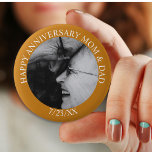 Personalisiert glücklicher Jahrestag Button<br><div class="desc">Füge das Bild deiner Eltern zu diesen anpassbaren Happy Anniversary Button hinzu.</div>
