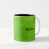 Personalisiert Golfer bei Hole Silhouette auf Grün Zweifarbige Tasse (VorderseiteRechts)