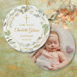 Personalisiert Greenery Gold Boy Girl Taufe Foto Keramik Ornament<br><div class="desc">Mit einem dekorativen Lorbeergarten,  goldenen Ringen und goldenem Kreuz. Persönlich mit Foto und Taufe oder Taufdetails auf diesem eleganten Jungen- oder Mädchenschmuck. Entwickelt von Thisisnotme©</div>