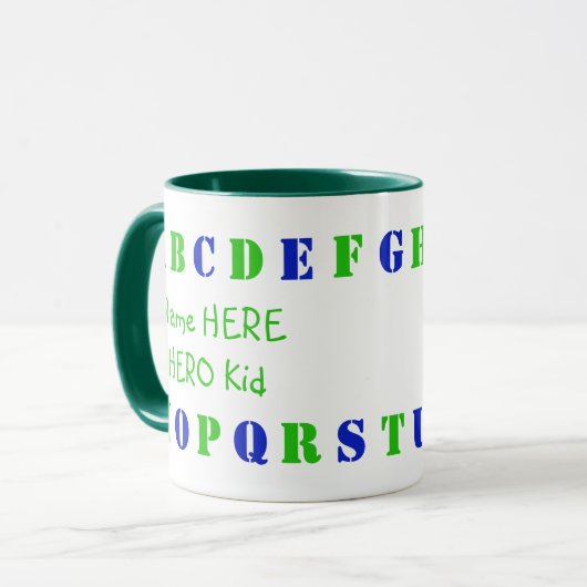 Personalisiert-grüne, blauenglische Alphabet-Buchs Tasse (Vorderseite Links)