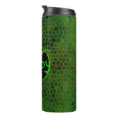 Personalisiert grüner Dinosaurier versteckt Thermosbecher (Nach rechts gedreht)