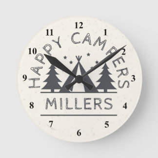 Personalisiert Happy Campers | Rustikales Zelt-Cam Runde Wanduhr