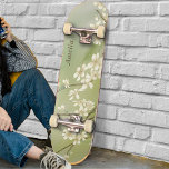 Personalisiert-hellgrün-weiße Blume Skateboard<br><div class="desc">Personalisiertes, hellgrünes Blume Skateboard. Ich finde es toll, es mit Ihrem Namen zu machen, indem Sie die Template Felder benutzen. Wenn Sie gewollt haben, um den Stil, die Farbe oder die Textplatzierung des Schriftartes zu ändern, klicken Sie einfach auf den Button "Weiter anpassen". Sie können auch die Hintergrundfarbe ändern. Von...</div>