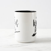 Personalisiert-Hexenbrauen | Schwarze Script-Typog Zweifarbige Tasse (Mittel)