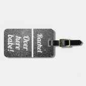 Personalisiert hier drüben Babe | Funny Luggage Ta Gepäckanhänger (Vorderseite horizontal)