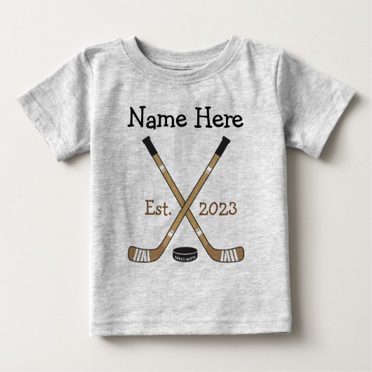 Personalisiert Hockey Baby Name Geburtsjahr Gebore Baby T-shirt (Vorderseite)