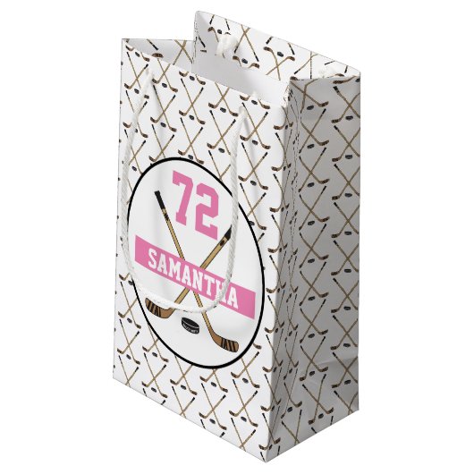 Personalisiert Hockey Player Name Nummer Pink Girl Kleine Geschenktüte (Rückseite Schrägansicht)