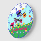 Personalisiert IRGENDEINE NAMENSschmetterlings-Uhr Große Wanduhr (Winkel)
