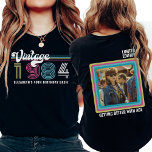 Personalisiert Jedes Alter Vintages Foto Geburtsta T-Shirt<br><div class="desc">Mit unserem Personalisierten Any Age Vintag Custom Foto Geburtstag T - Shirt, eine zeitlose Hommage an Ihren besonderen Tag! Mit unserem Retro-inspiriert Tee können Sie die jahrzehntelange Nostalgie erleben, die sich perfekt für alle Meilensteine der Geburtstagsfeiern eignet. Egal ob Sie 70, 80 oder 90 Jahre alt werden oder die großen...</div>