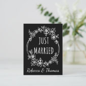 Personalisiert Just Married Black Wedding Floral Ankündigungspostkarte (Stehend Vorderseite)