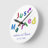 Personalisiert Just Married Jumbled Letters Runde Wanduhr (Winkel)