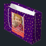 Personalisiert Kid Foto Happy Birthday Gold Crown Große Geschenktüte<br><div class="desc">Verwöhnen Sie Ihre Geschenke in einer lila, königlichen Geschenktasche, die mit einem eleganten Hintergrund goldglänzender Sterne besticht. Dieses helle Design mit einem Foto Ihrer jungen Geburtstagsfrau, komplett mit einer schönen Goldprinzessin-Krone. Fügen Sie eine besondere Touch mit einem personalisierten Gruß hinzu, wie zum Beispiel "Glücklicher Geburtstag, [Kindername]!" Diese Geschenktasche ist perfekt...</div>