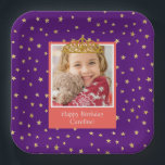 Personalisiert Kid Foto Happy Birthday Gold Crown Pappteller<br><div class="desc">Feiern Sie Ihren besonderen Tag im königlichen Stil mit dieser lila Papiertafel, die einen eleganten Hintergrund goldglänzender Sterne bietet. Dieses helle Design mit einem Foto Ihrer jungen Geburtstagsfrau, komplett mit einer schönen Goldprinzessin-Krone. Fügen Sie eine besondere Touch mit einem personalisierten Gruß hinzu, wie zum Beispiel "Glücklicher Geburtstag, [Kindername]!" Dieses skurrile...</div>