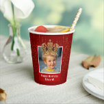 Personalisiert Kid Foto Happy Birthday King Crown Pappbecher<br><div class="desc">Feiern Sie Ihren besonderen Tag im königlichen Stil mit diesem maßgeschneiderten roten Papierbecher mit elegantem Hintergrund goldfarbener Linien. Dieses helle Design mit einem Foto Ihres jungen Geburtstagsjungen, komplett mit einer wunderschönen Goldkönig- oder Prinzenkrone. Fügen Sie eine besondere Touch mit einem personalisierten Gruß hinzu, wie zum Beispiel "Glücklicher Geburtstag, [Kindername]!" Dieses...</div>
