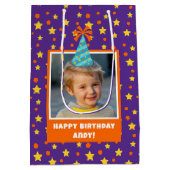 Personalisiert Kid Foto Happy Birthday w/ Blue Hat Mittlere Geschenktüte (Rückseite)