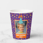 Personalisiert Kid Foto Happy Birthday w/ Blue Hat Pappbecher<br><div class="desc">Feiern Sie Ihren Geburtstag mit einer festlichen lila Papiertasse, die eine lustige Darstellung orangefarbener und gelber Sterne und Kreise bietet. Personalisieren Sie dieses helle Design mit einem Foto Ihres kleinen Geburtstagsjungen oder -mädchens, komplett mit einem fröhlichen blauen Geburtstagshut. Fügen Sie eine besondere Touch mit einem personalisierten Gruß hinzu, wie zum...</div>