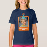 Personalisiert Kid Foto Happy Birthday w/ Blue Hat T-Shirt<br><div class="desc">Feiern Sie Ihren kleinen Geburtstag mit einem festlichen T - Shirt. Das helle orangefarbene Design wird mit einem Foto Ihres kleinen Geburtstagsjungen oder -mädchens und einem fröhlichen blauen Geburtstagshut individuell gestaltet. Fügen Sie eine besondere Touch mit einem personalisierten Gruß hinzu, wie zum Beispiel "Glücklicher Geburtstag, [Kindername]!" Dieses skurrile Shirt ist...</div>